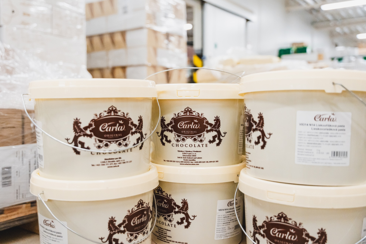 Čokol&aacute;dov&eacute; pecičky, gluk&oacute;zov&yacute; sirup a dal&scaron;&iacute; čokol&aacute;dov&eacute; polotovary Carla v kbel&iacute;c&iacute;ch a pytl&iacute;ch pro profesion&aacute;ln&iacute; provozy.