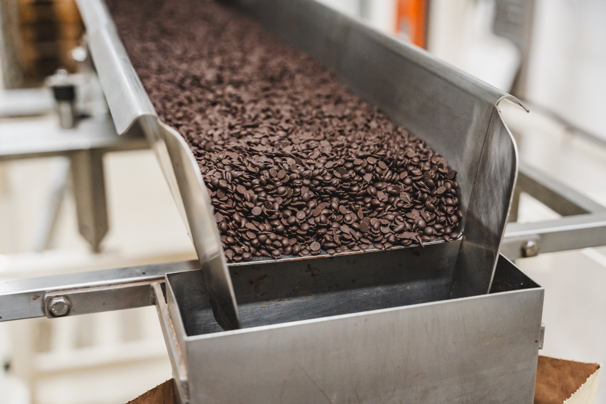 Čokol&aacute;dov&eacute; pecky z ml&eacute;čn&eacute;, hořk&eacute; i b&iacute;l&eacute; čokol&aacute;dy Carla balen&eacute; v pytl&iacute;ch pro velkoodběratele v gastro segmentu.